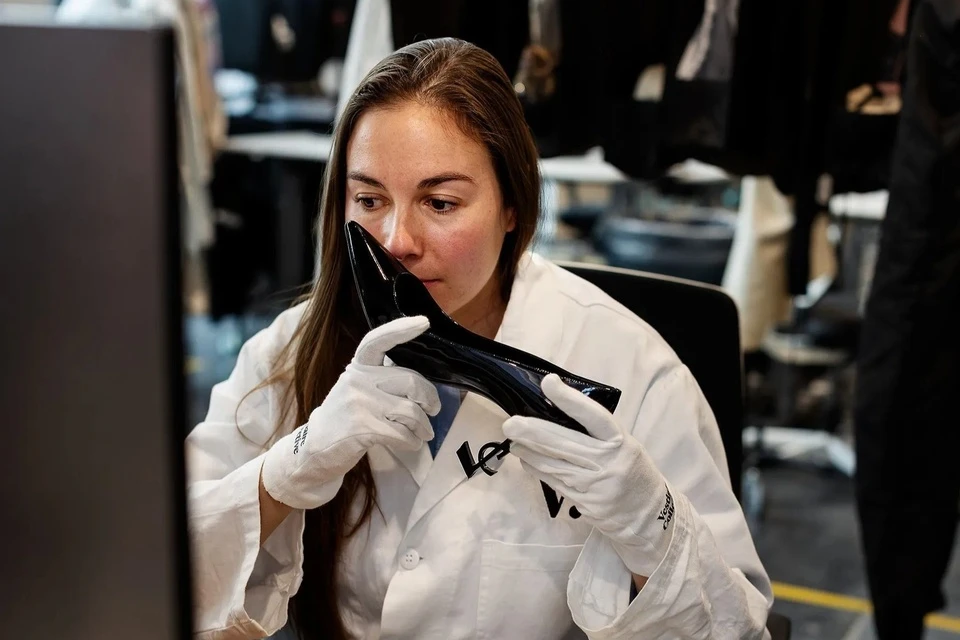 Mélissa B. is authenticating a pair of Saint Laurent shoes.