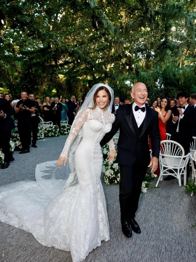 The billionaire couple Jeff Bezos and Lauren Sánchez emerged to a round of applause from close friends and guests. Photo: Lauren Sánchez’s Instagram